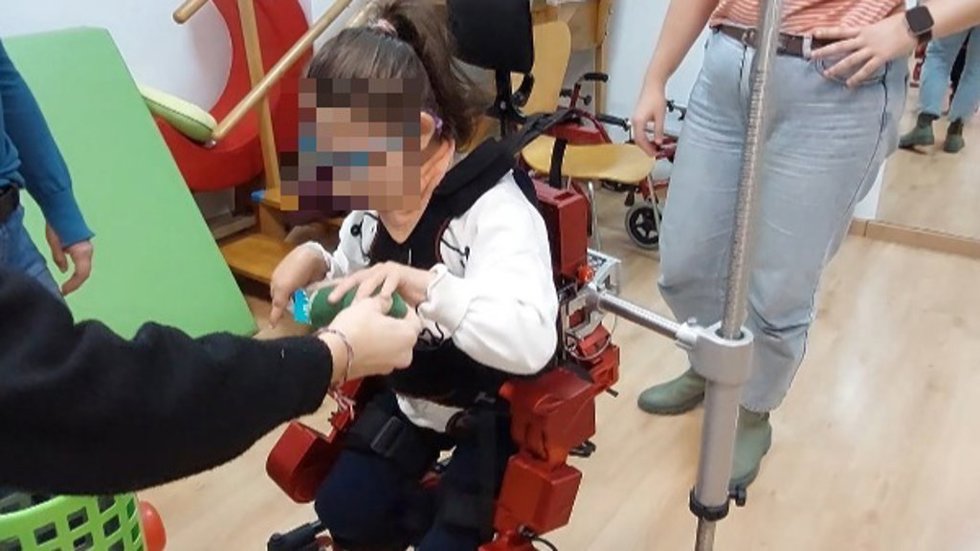 Rehabilitación robótica: primeros pasos de niños con el exoesqueleto Atlas 2030.