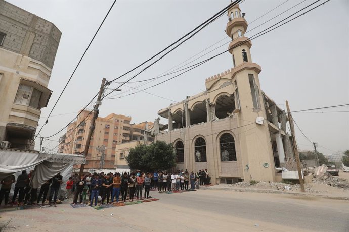 17 de abril de 2026, Nusairat, Faixa de Gaza, Território Palestino: Palestinos realizam a oração de sexta-feira entre os escombros da Mesquita Ahmed Yassin, na região central da Faixa de Gaza, que foi gravemente danificada por um ataque aéreo israelense d