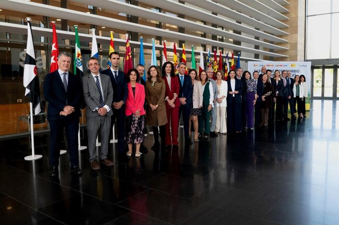 La secretaria general de la Consejería de Hacienda, Sonia Carrillo, junto al resto de representantes autonómicos