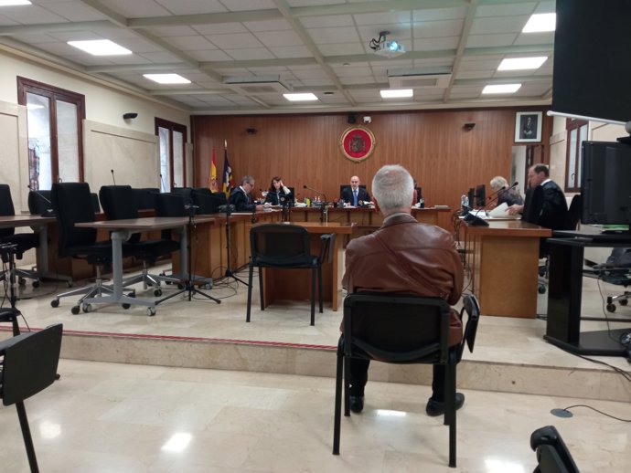 El exconsejero delegado de Juaneda, de espaldas, durante el juicio.
