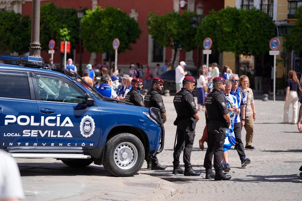 Agentes de la Policía Local de Sevilla en la previa de la final de la Copa del Rey. 