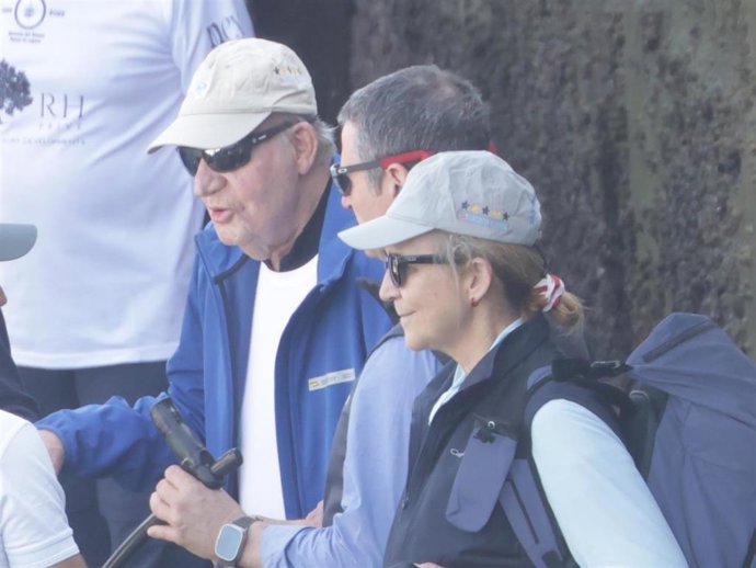 El Rey Juan Carlos, acompañado de la infanta Elena, da el pistoletazo de salida a las regatas de Sanxenxo
