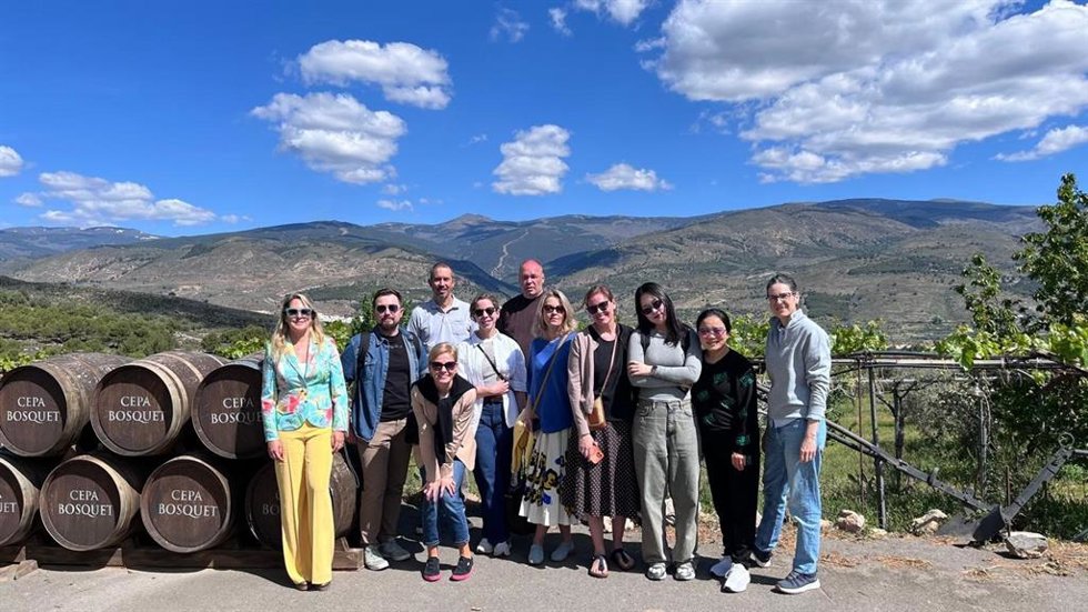 Compradores internacionales participantes en la misión comercial inversa de 'Sabores Almería', durante su visita a Bodegas Cepa Bosquet.