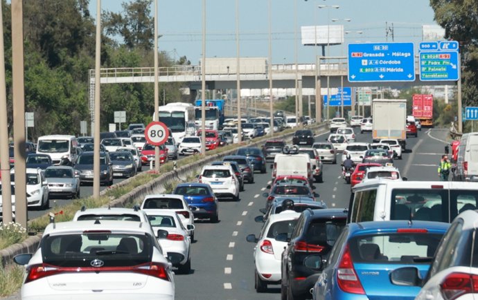 Numerosos coches en un atasco durante el apagón eléctrico generalizado. A 28 de abril de 2025, en Sevilla (Andalucía, España).
