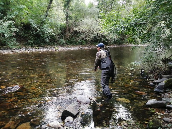 Archivo - Un pescador en Asturias