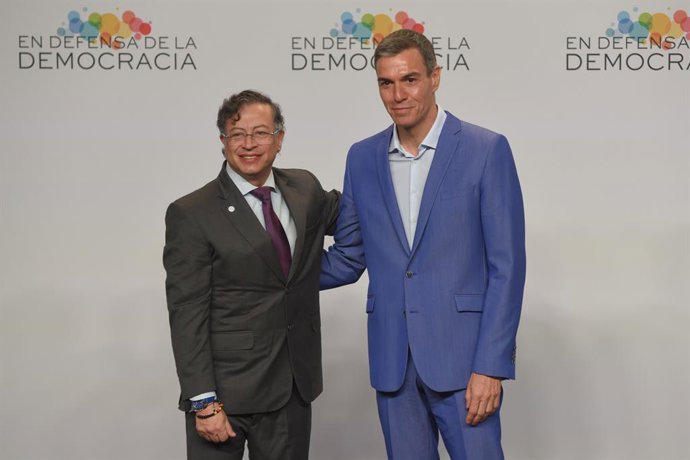 El presidente de Colombia, Gustavo Petro (i), y el presidente del Gobierno, Pedro Sánchez (d), durante la IV Reunión en Defensa de la Democracia, a 18 de abril de 2026, en Barcelona, Catalunya (España). Se trata de uno de los tres grandes eventos progresi