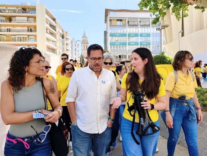 El candidato de Adelante Andalucía, José Ignacio García, en una concentración de trabajadoras de educación infantil en Las Setas de Sevilla.