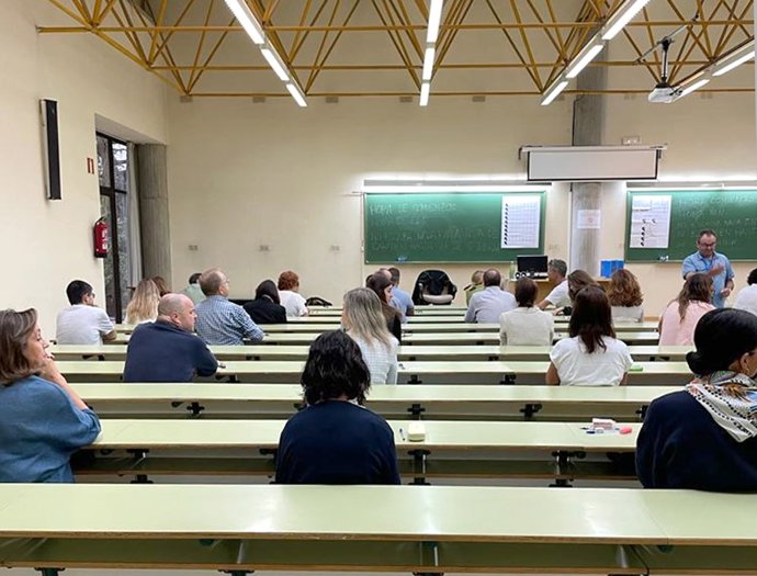 Archivo - Aspirantes durante un examen.