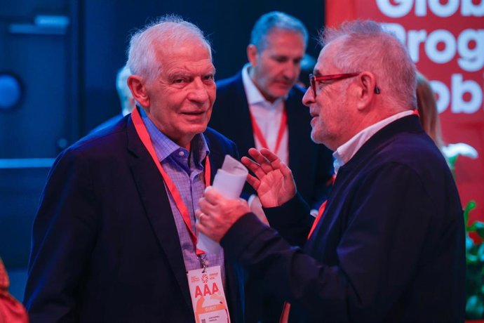 El presidente del Cidob Josep Borrell (i), durante la segunda y última jornada del Global Progressive Mobilisation