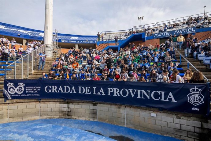Pancarta desplegada en el Estadio Nuevo Colombino por la afición del Recreativo de Huelva de pueblos de la provincia.