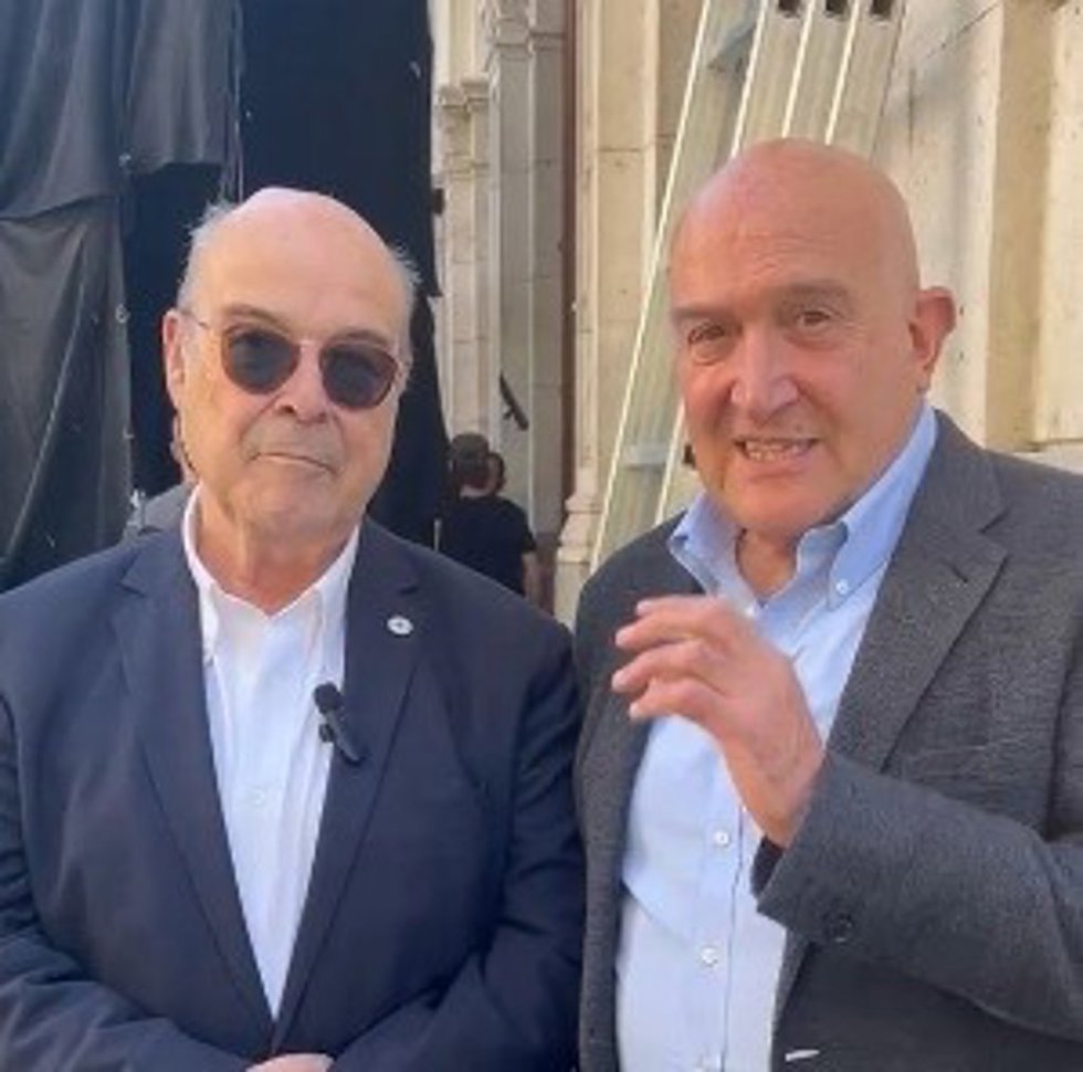El Actor Antonio Resines Ha Lanzado Un Cariñoso Mensaje A Los Sanitarios Y A Las Personas Que Tienen Covid Persistente A Través De Un Vídeo En El Que Ha Estado Acompañado Por El Alcalde De Valladolid, Jesús Julio Carnero