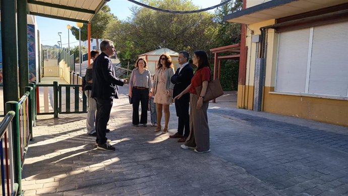 Visita técnica del alcalde de Jaén, Julio Millán, junto varios delegados del Ayuntamiento a las obras de mejora del CEIP Alfredo Cazabán.