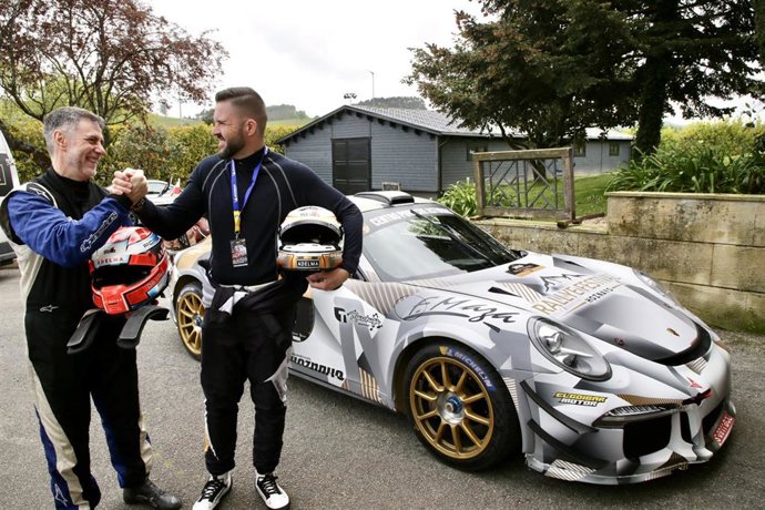 Martínez Abad recorre en un Porche de competición un tramo del Rallye Festival Hoznayo