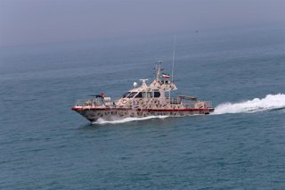 Archivo - Imagen de archivo de una patrullera de la Guardia Revolucionaria iraní de maniobras