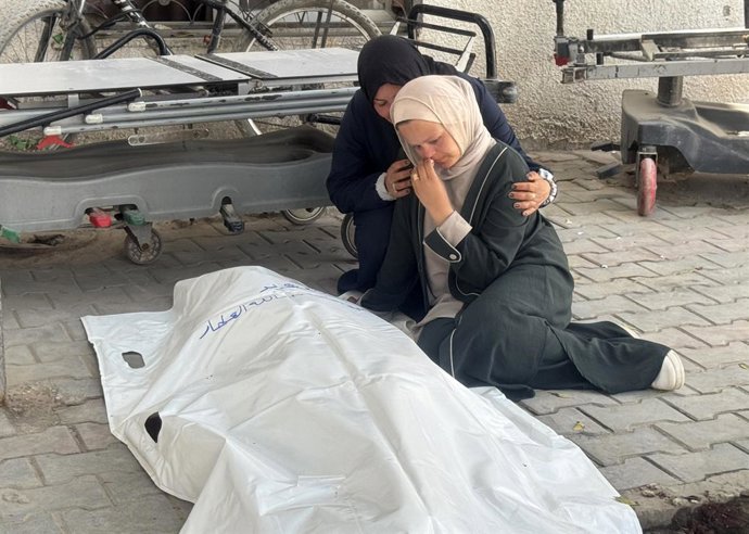 16 de abril de 2026, Cidade de Gaza, Faixa de Gaza, Território Palestino: Pessoas enlutadas choram diante dos corpos de dois membros da família al-Attar, mortos em um ataque do exército israelense na área de al-Atatra, ao norte da Faixa de Gaza, no Hospit