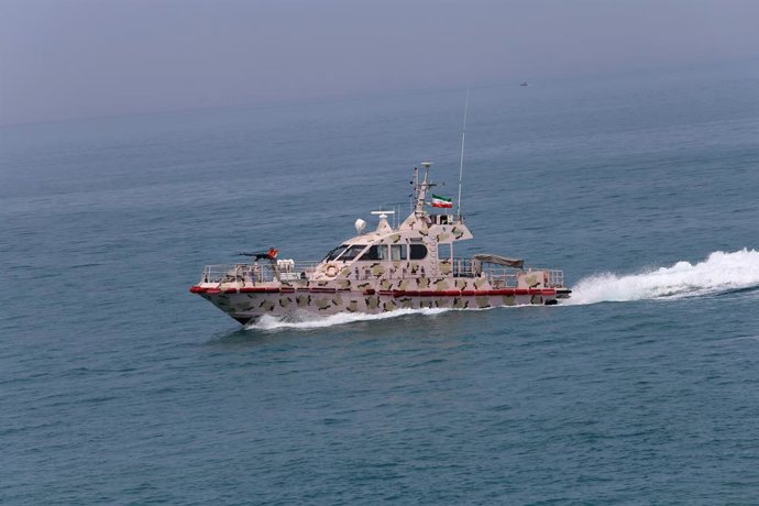 Archivo - Arquivo - 29 de abril de 2024, Golfo Pérsico, Bushehr, Irã: Uma lancha do Corpo da Guarda Revolucionária Islâmica (IRGC) navega pelo Golfo Pérsico durante o desfile naval do IRGC para comemorar o Dia Nacional do Golfo Pérsico, perto da usina nuc