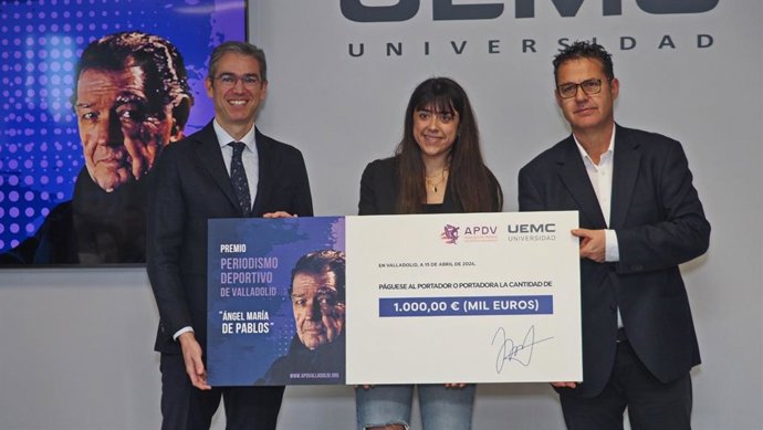 Jesús Zarzuela (UEMC) y Guillermo 'Lolo' Velasco (APDV) junto con la ganadora de la beca Lidia Risco