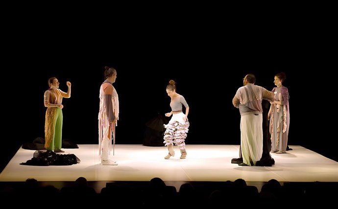 Dansa València cierra esta edición con una reflexión sobre el tiempo y el legado en el Teatre Principal.