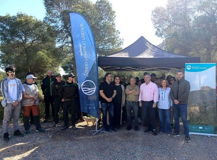 El consejero de Medio Ambiente, Universidades, Investigación y Mar Menor, Juan María Vázquez, junto al presidente de la Fundación Legado Humano Natural, Raúl García, clausura el proyecto 'Avatares', sobre regeneración humana y medioambiental.