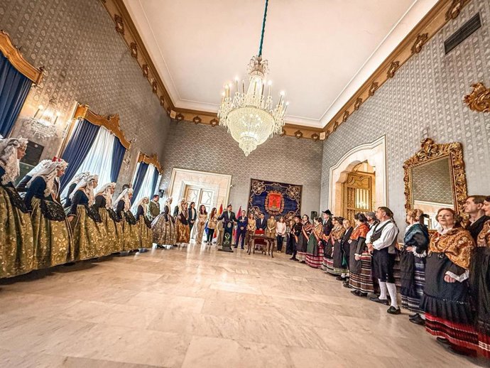 El alcalde de Albacete, Manuel Serrano, durante la recepción oficial que el alcalde de Alicante, Luis Barcala.