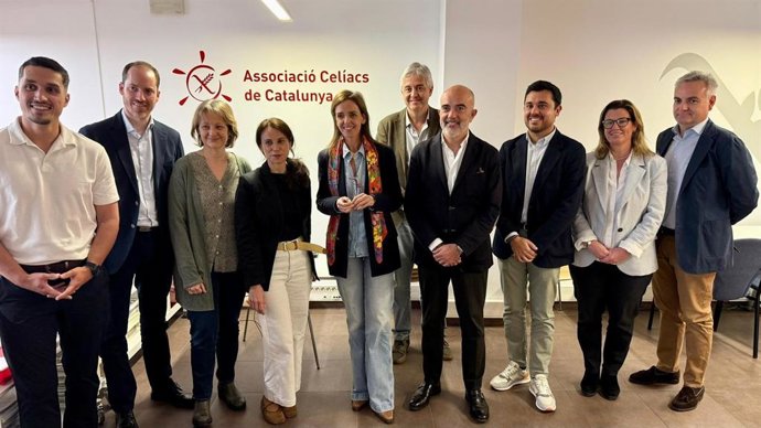 El portavoz del PP en el Parlament, Juan Fernández, en la Asociación de Celíacos de Catalunya