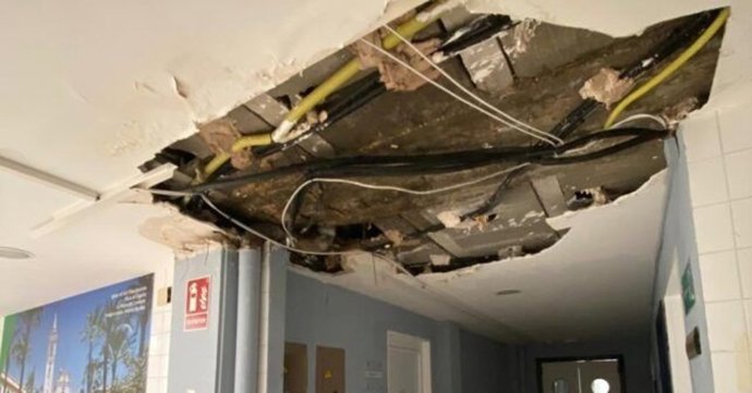 Estado del techo del centro de salud de La Palma del Condado en Huelva.