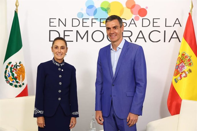 A presidente do México, Claudia Sheinbaum, e o presidente do Governo, Pedro Sánchez, na IV Reunião em Defesa da Democracia.