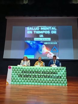 La secretaria general de Educación y Formación Profesional de la Junta de Extremadura, María del Pilar Pérez, durante la inauguración del XXIII Encuentro Regional de Ampas, en Cáceres a 18 de abril de 2026.