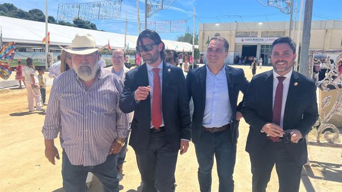 El secretario de Organización del PSOE de Cádiz y candidato al Parlamento de Andalucía, Juan Cornejo, ha visitado la Feria del Ganado de Vejer acompañado por el alcalde de la localidad, Antonio González, y miembros del equipo de Gobierno municipal.