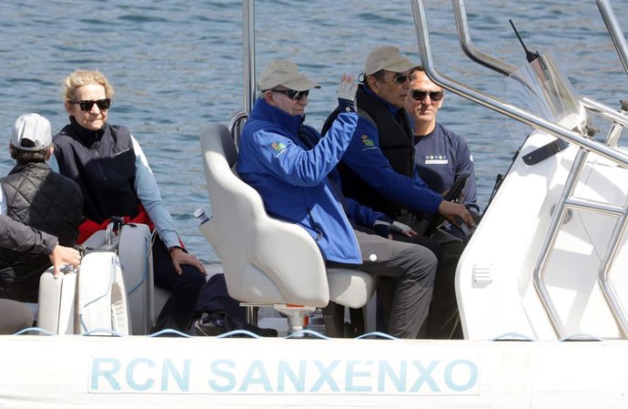 O rei Juan Carlos e a infanta Elena partem do porto no primeiro dia das regatas, em 18 de abril de 2026, em Sanxenxo (Pontevedra, Galícia, Espanha)