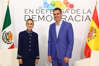La presidenta de México, Claudia Sheinbaum y el presidente del Gobierno, Pedro Sánchez, en la IV Reunión en defensa de la democracia.