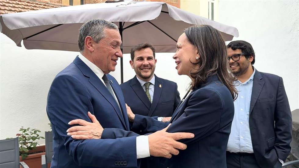 El presidente de la institución provincial, Javier Faúndez Domínguez, y el vicepresidente primero y diputado de Educación, Cultura y Turismo, Víctor López de la Parte, mantienen un encuentro con la la líder opositora venezolana María Corina Machado