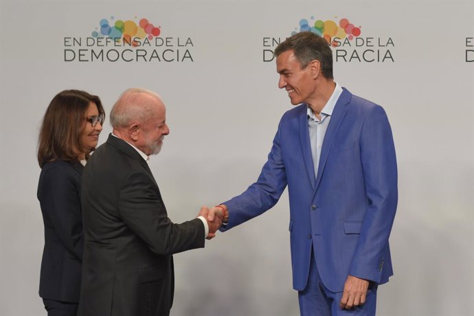 El presidente de Brasil, Luiz Inácio Lula da Silva (c), el presidente del Gobierno, Pedro Sánchez (d), y a primera dama de Brasil, Janja Lula da Silva (i), durante la IV Reunión en Defensa de la Democracia, a 18 de abril de 2026, en Barcelona, Catalunya (