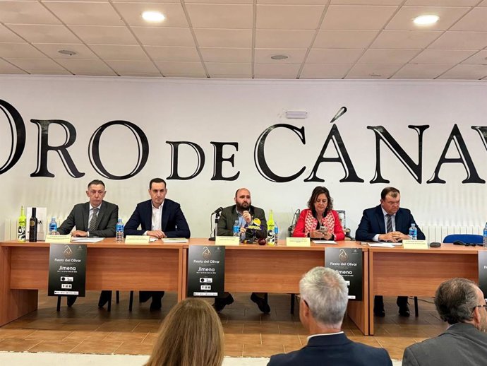 El vicepresidente primero de la Diputación y diputado de Relaciones Institucionales, Juan Latorre, presente en la XXVI Fiesta del Olivar y del Aceite de Oliva de Sierra Mágina en Jimena (Jaén).