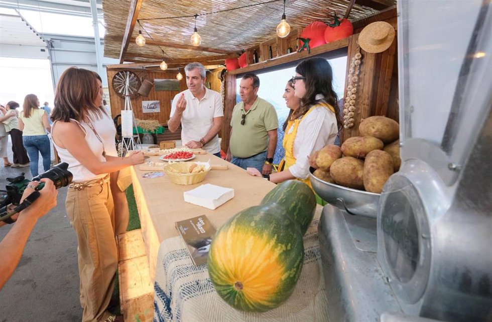 El vicepresidente canario Manuel Domínguez en su visita a Feaga, en Fuerteventura