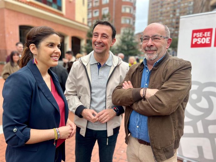 El secretario general del PSE de Bizkaia, Mikel Torres, antes del acto por el Día de la República organizado por la Agrupación Socialista de Barakaldo