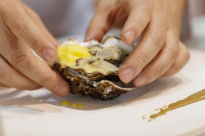 Archivo - Tapa, tapas, comida, comer, picar, ostra, ostras, Salón de Gourmets de Madrid
