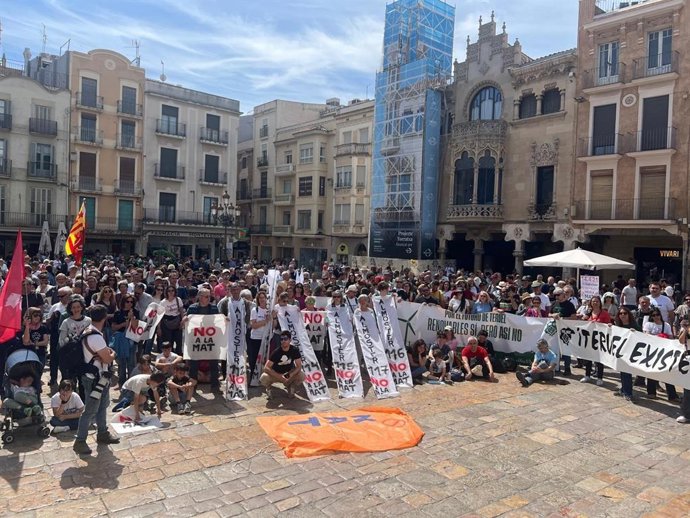 Concentración de protesta celebrada este sábado en Reus contra la MAT Escatrón-Aubals-La Secuita. En ella ha participado el Movimiento Ciudadano Teruel Existe.