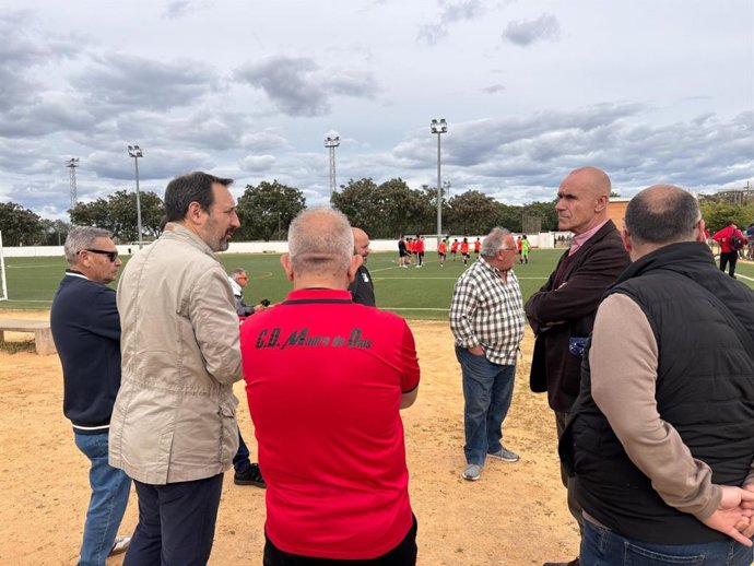 El concejal socialista Juan Tomás de Aragón; el portavoz del PSOE en el Ayuntamiento de Sevilla Antonio Muñoz; el también concejal David Guevara y representantes de los clubes Madre de Dios, Recreativo Alcosa y Polideportivo Alcosa.