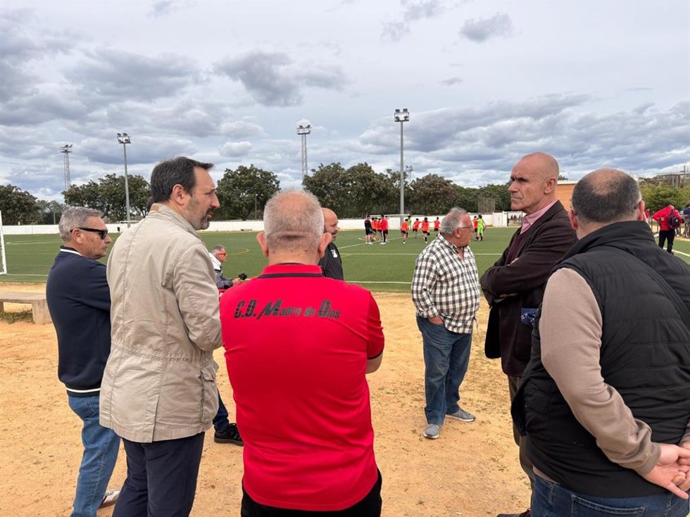 El concejal socialista Juan Tomás de Aragón; el portavoz del PSOE en el Ayuntamiento de Sevilla Antonio Muñoz; el también concejal David Guevara y representantes de los clubes Madre de Dios, Recreativo Alcosa y Polideportivo Alcosa.