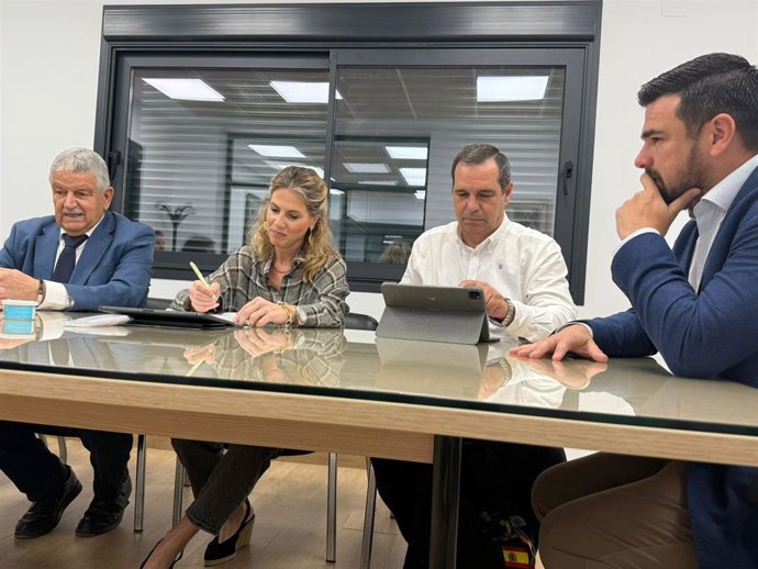 La candidata número dos por el PP de Cádiz al Parlamento de Andalucía, Ana Mestre, reunida con el Consejo Rector de la Cooperativa Agrícola de Villamartín.
