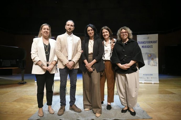 Unos 300 profesionales de la educación participan en una jornada sobre convivencia en centros educativos.