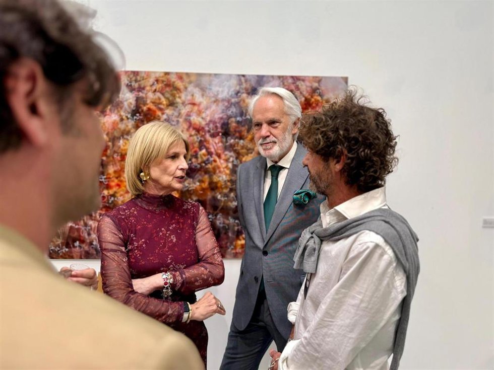 La alcaldesa de Jerez de la Frontera (Cádiz), María José García-Pelayo, en su visita la exposición 'Tránsito Feria de Jerez'.