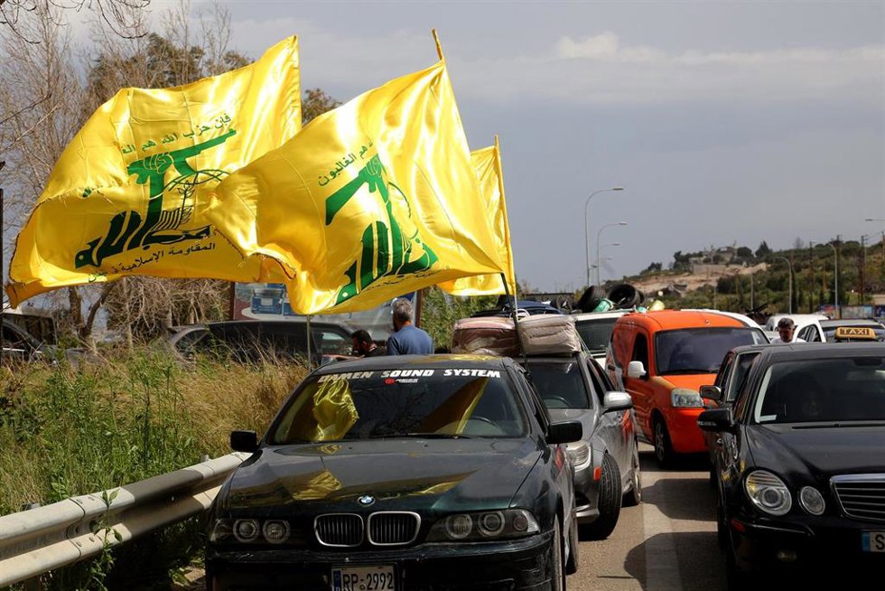 Banderas de Hezbolá acompañan a los convoyes de desplazados que regresan al sur de Líbano