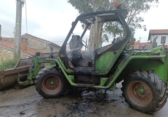 Extinguido el incendio de un tractor telescópico en Valdáliga