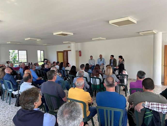 Los candidatos del Partido Popular de Almería al Parlamento Andaluz, Manuel Guzmán y Juan Domingo Navarro, en un encuentro con empresarios en Albox (Almería).