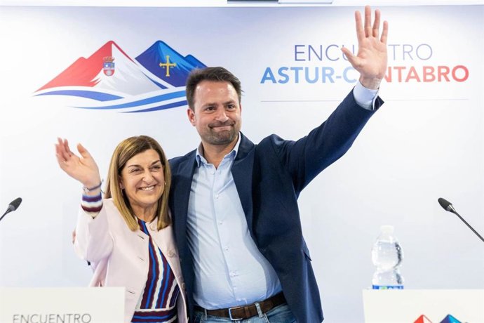 La presidenta del Gobierno de Cantabria, María José Sáenz de Buruaga, y el presidente del PP de Asturias, Álvaro Queipo, este sábado en Panes.