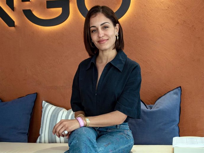 Hiba Abouk disfruta del tenis y reacciona a la nueva etapa de su amigo Jon Kortajarena como padre