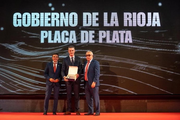 El Gobierno de La Rioja recibe la Placa de Plata de la Federación Española de Triatlón por su impulso al triatlón riojano