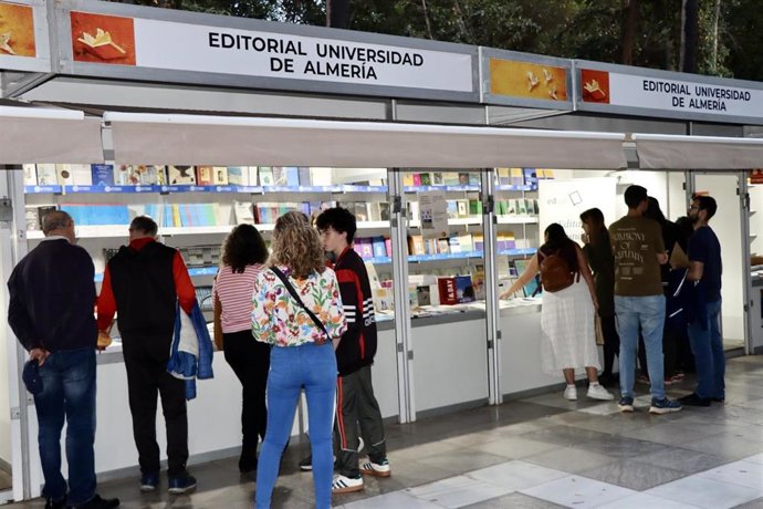 Imagen del stand de la Editorial de la Universidad de Almería en la Feria del Libro de Almería.